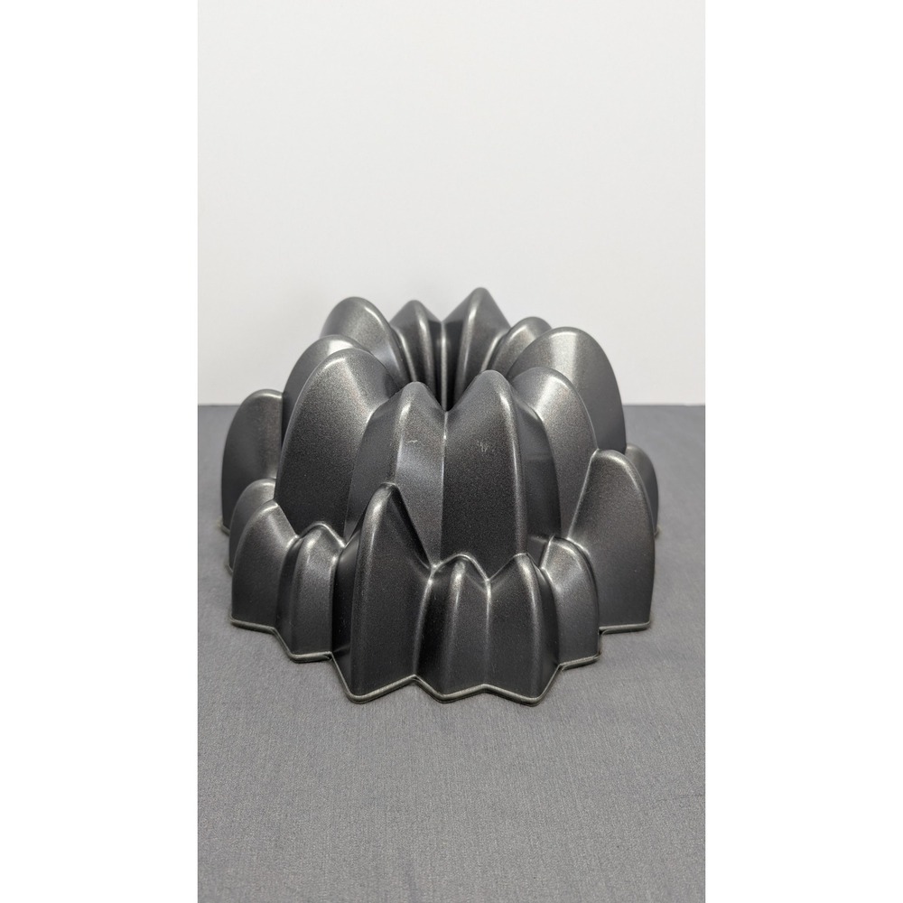 Wilton Dimensions Cascade Bundt Pan 2105-0550 10 Cup Cast Aluminum Bakeware - Picture 7 of 8